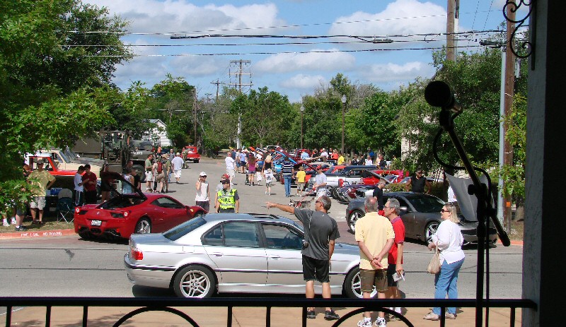 LEANDERCARSHOWfromthestage (175K)