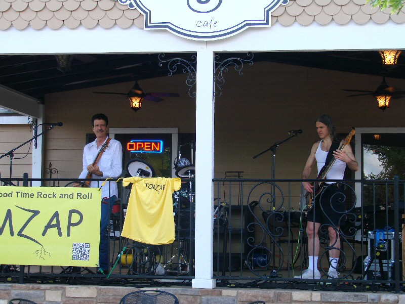 LEANDERCARSHOWplaying (154K)