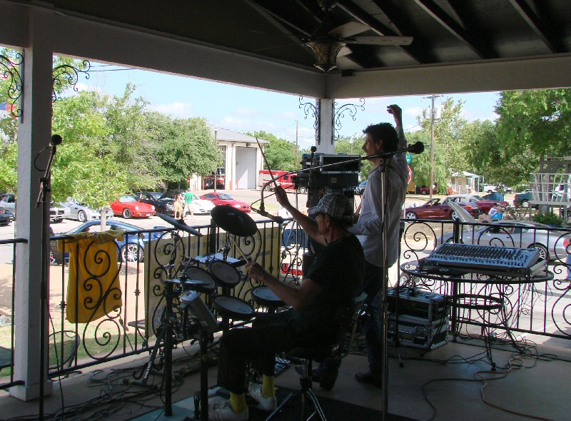 LEANDERCARSHOWplaying2 (190K)