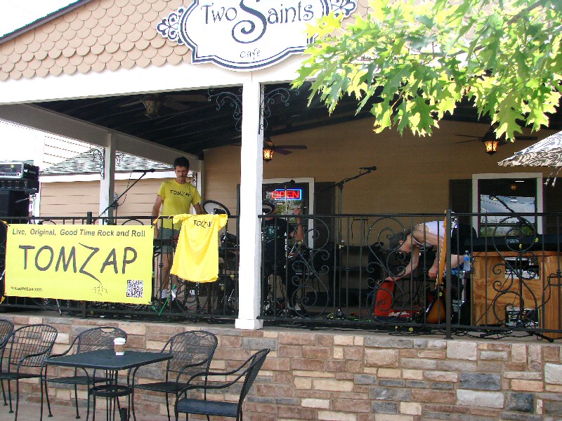 LEANDERCARSHOWsettingup (213K)